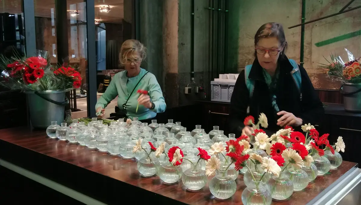 Birgit und Ulrike bestücken die Blumenvasen | © Ulrike Impelmann
