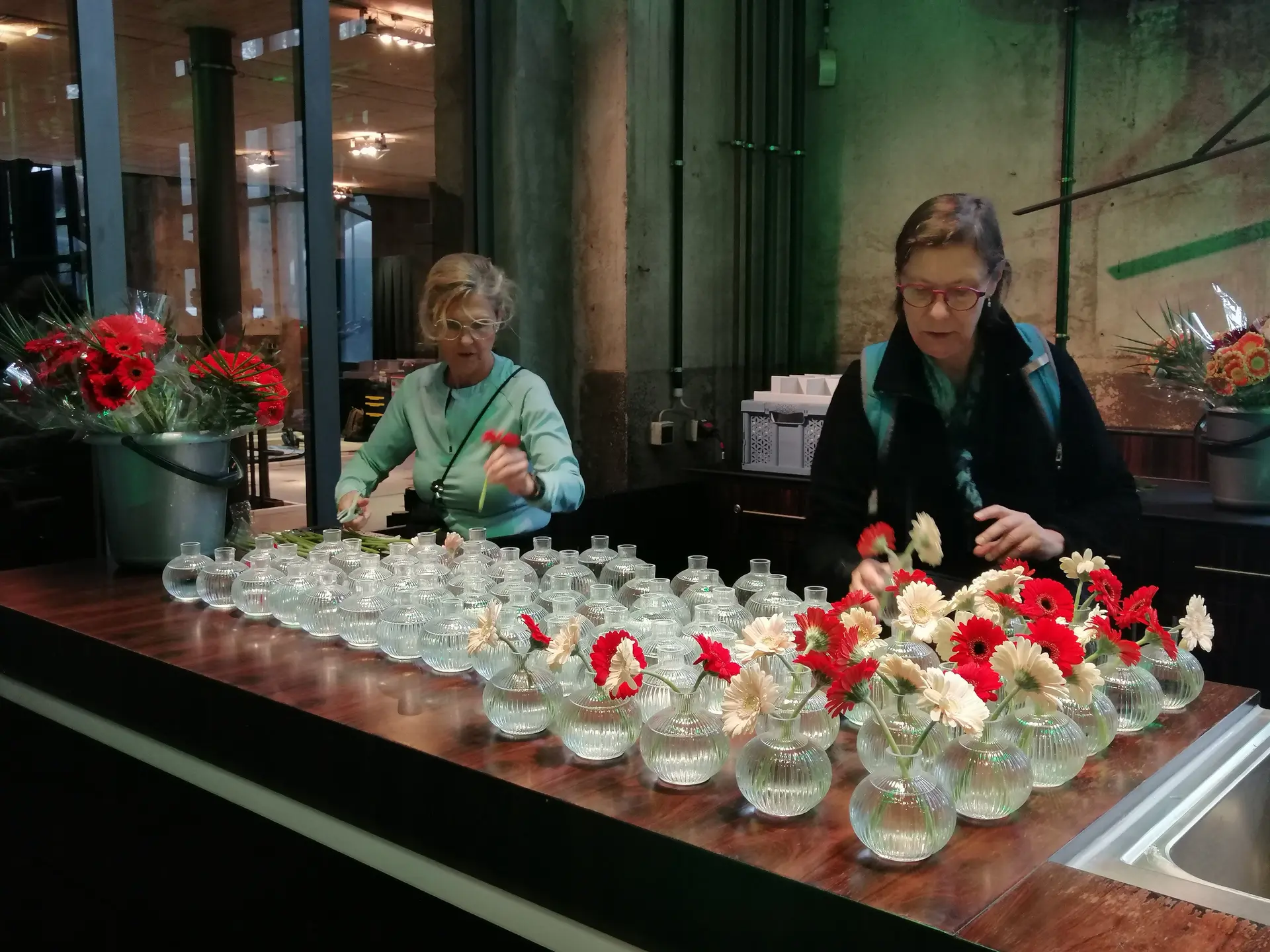 Birgit und Ulrike bestücken die Blumenvasen | © Ulrike Impelmann