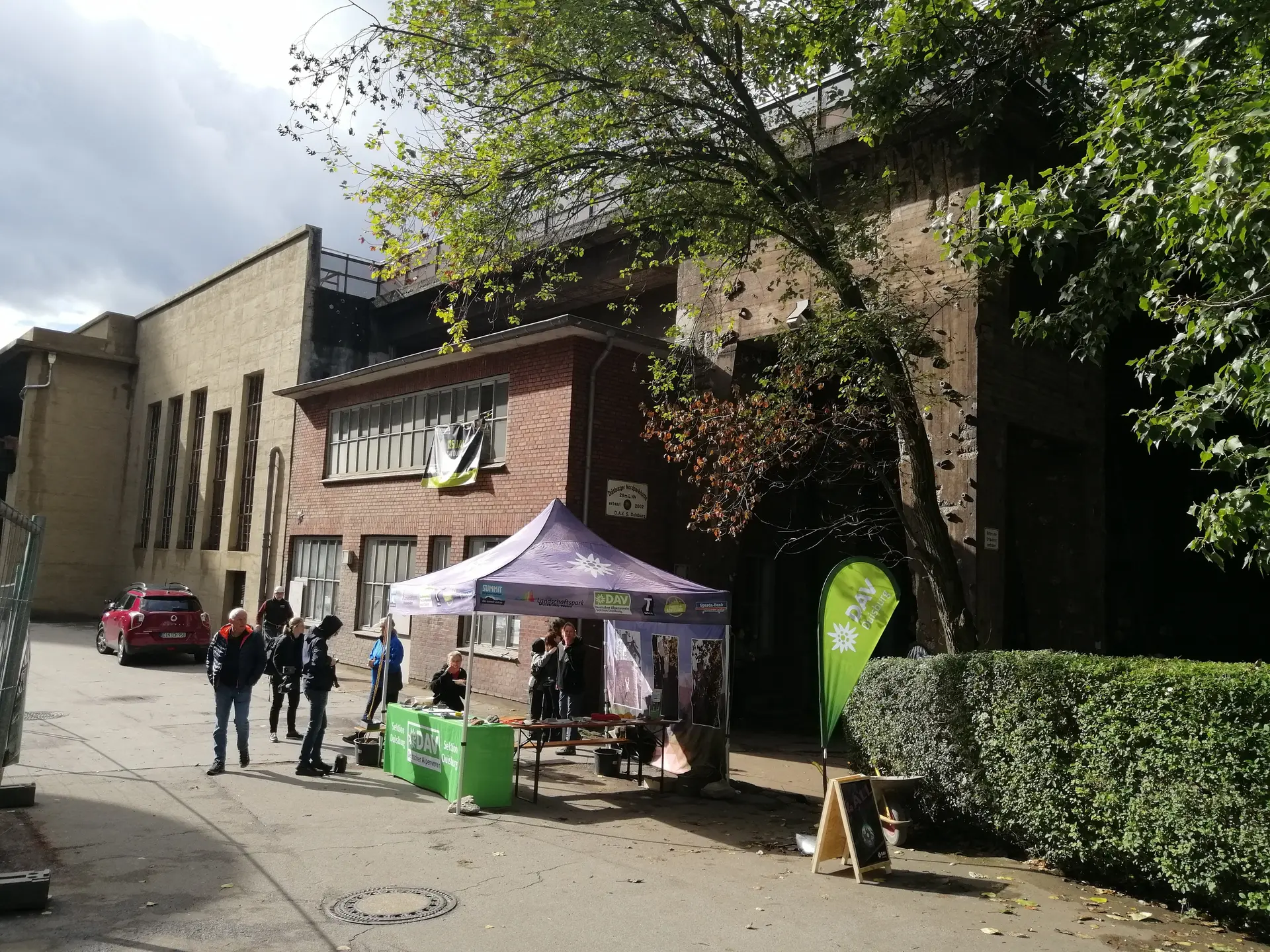 Sektionsstand vor dem Vereinsheim | © Ulrike Impelmann