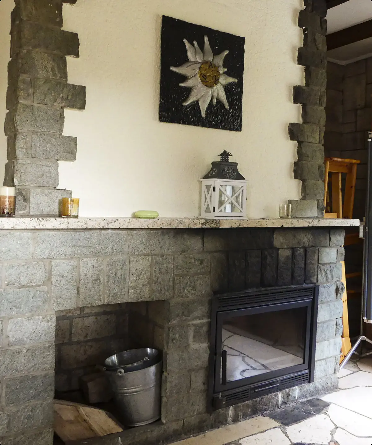 Eifelhütte Kamin | © Kamin im Aufenthaltsraum / Ulrike und Uwe Impelmann