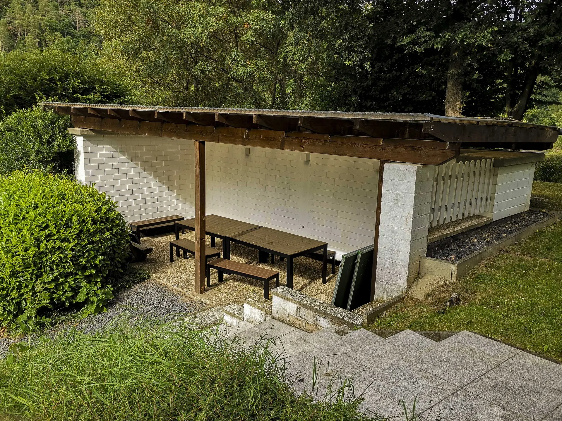 Eifelhütte | © Überdachter Sitzplatz im Garten / Ulrike und Uwe Impelmann