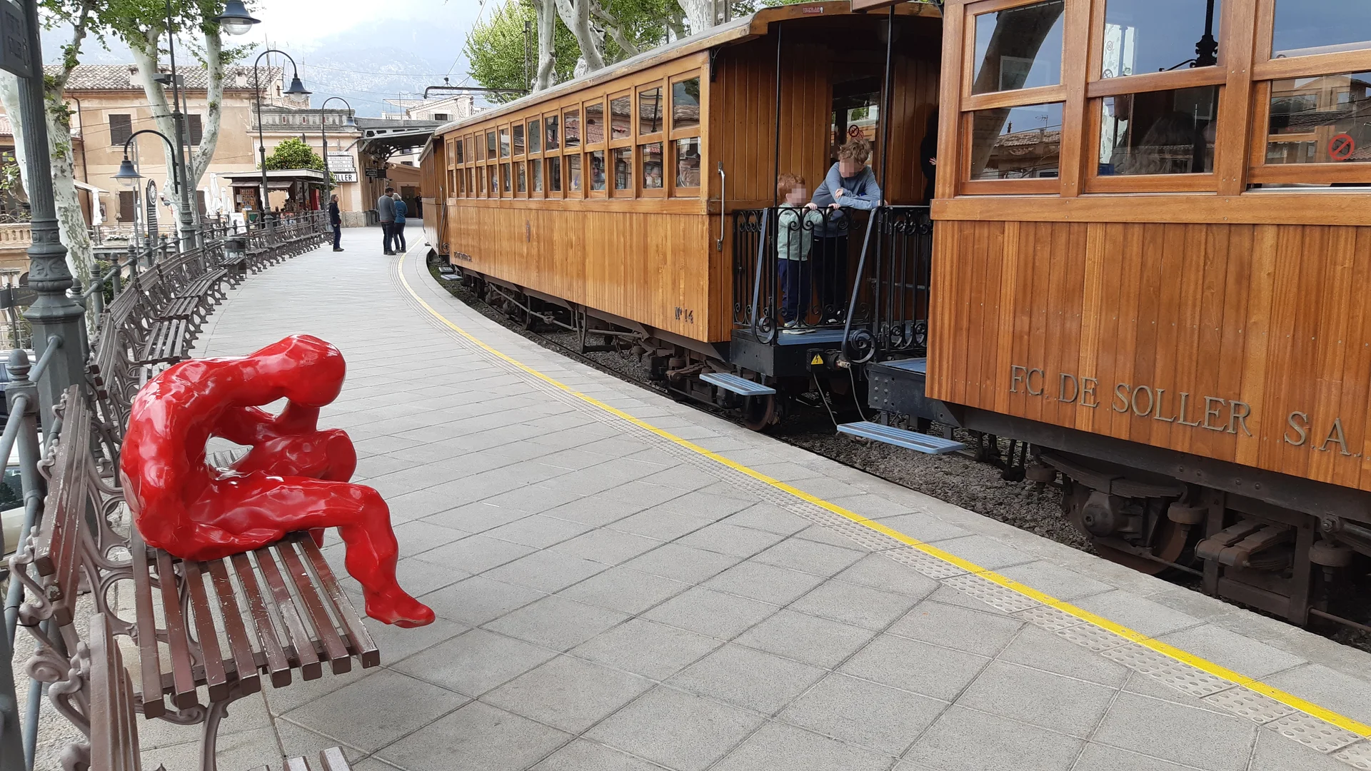© Hany Wey / Am Bahnhof von Soller