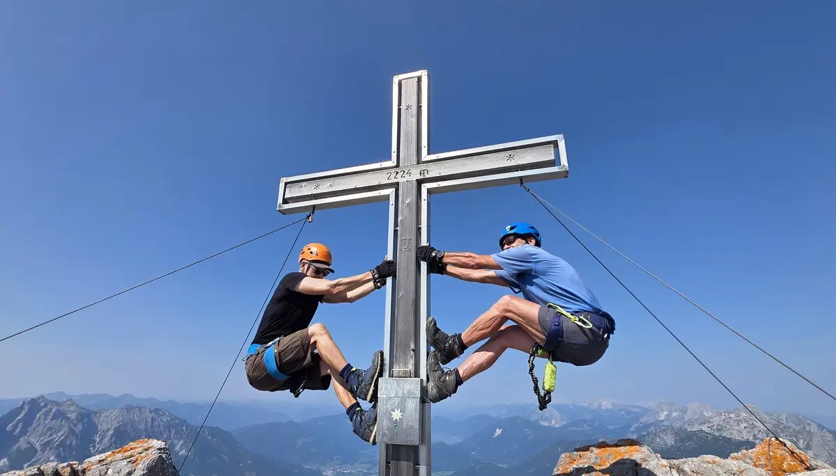 Piazen am Gipfelkreuz des Großen Buchstein (2224 m) | © Ralf Hermans