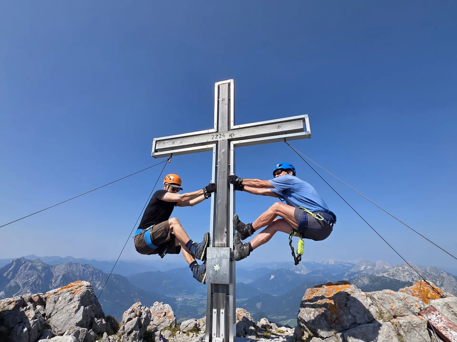 Piazen am Gipfelkreuz des Großen Buchstein (2224 m) | © Ralf Hermans