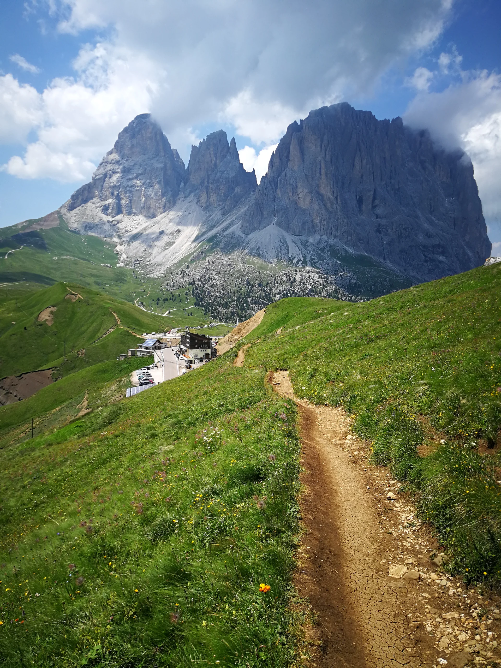 © Oliver Knorre / Blick auf Maria Flora und die Langkofelgruppe