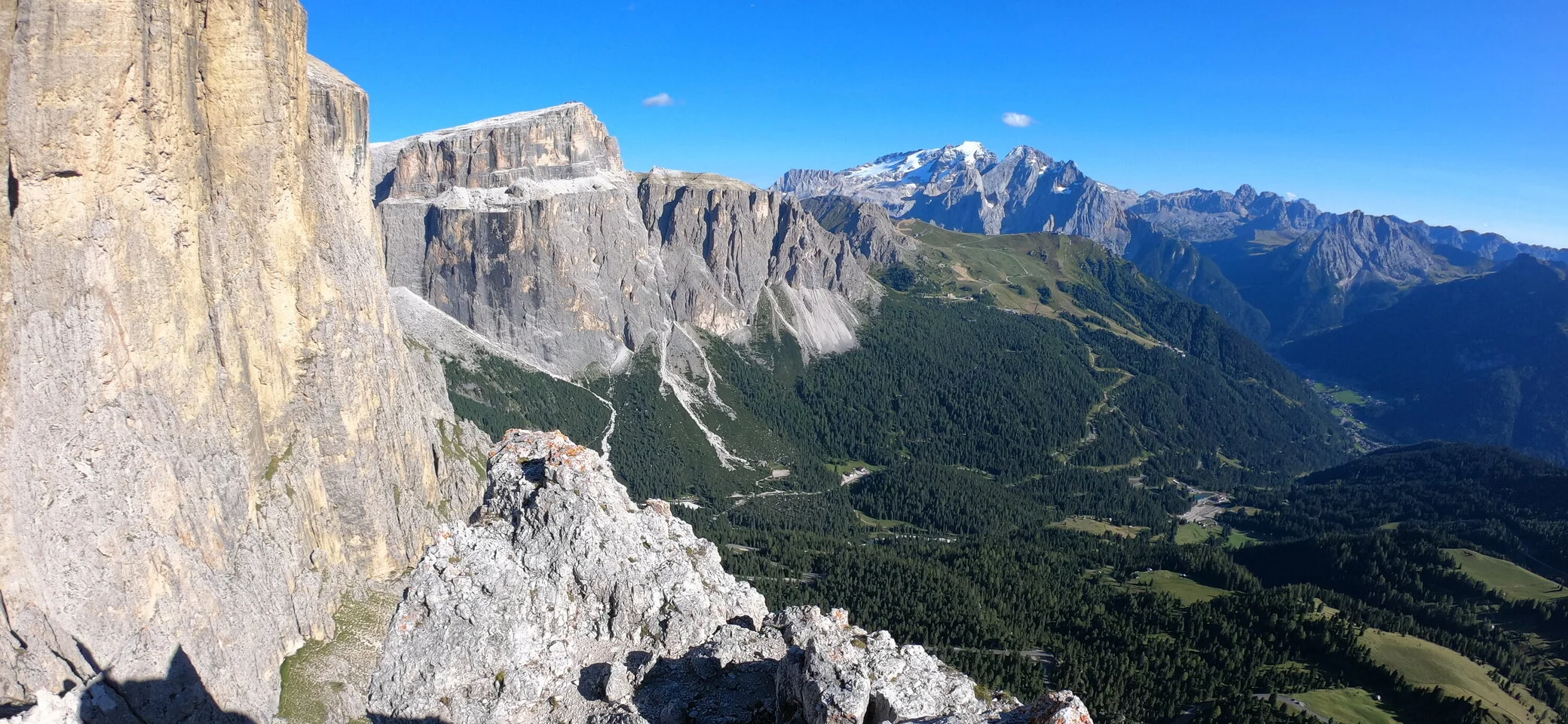 © Oliver Knorre / Blick auf Sass Pordoi und Marmolada