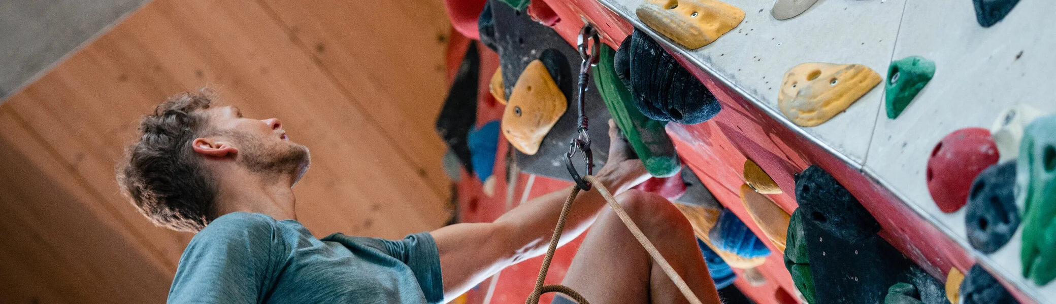 Ein Mann beginnt an einer Wand zu bouldern | © DAV/Marisa Koch