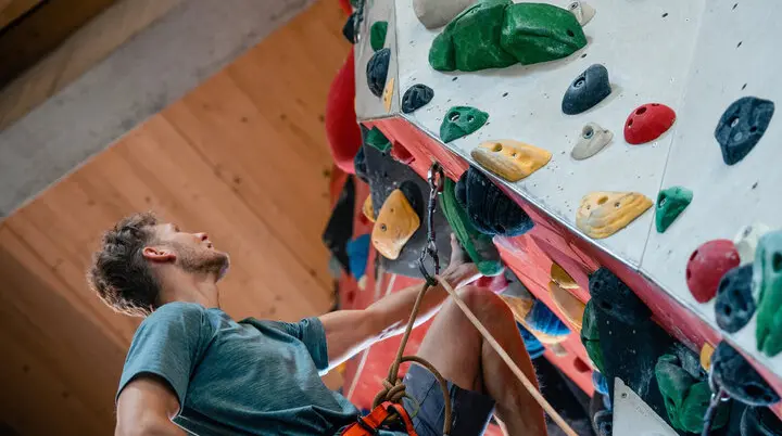 Ein Mann beginnt an einer Wand zu bouldern | © DAV/Marisa Koch
