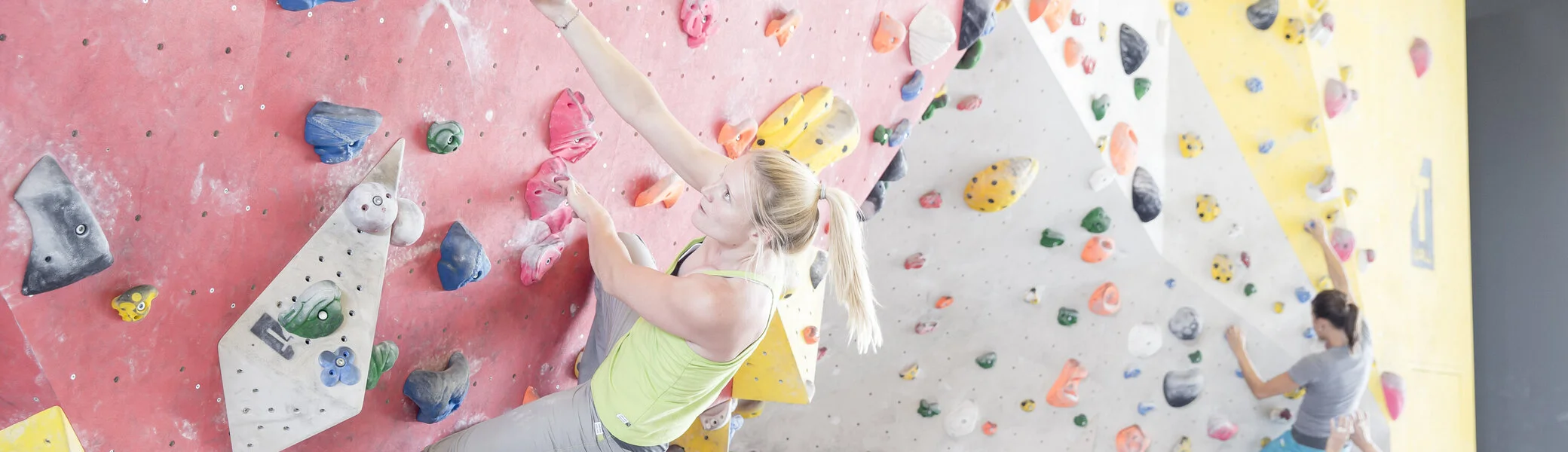 Mehrere Personen beim Bouldern in einer Boulderhalle des DAV | © DAV/ Hansi Heckmair