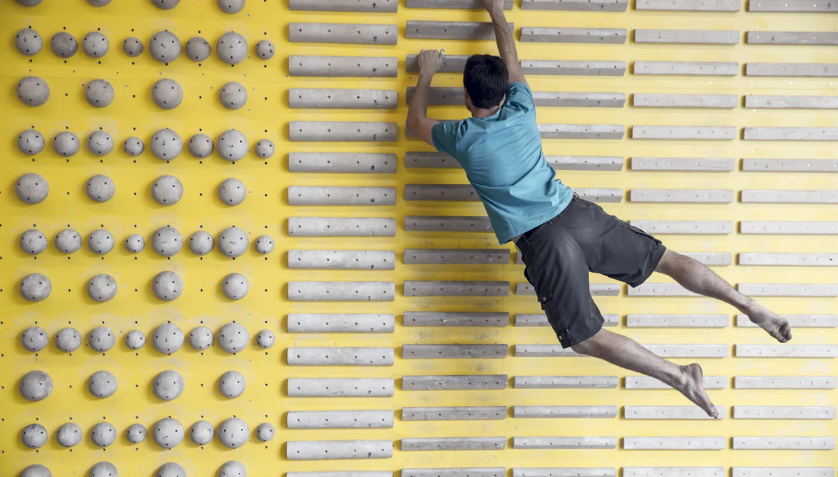 Ein Mann beim Training am Campusboard. | © DAV/ Hansi Heckmair