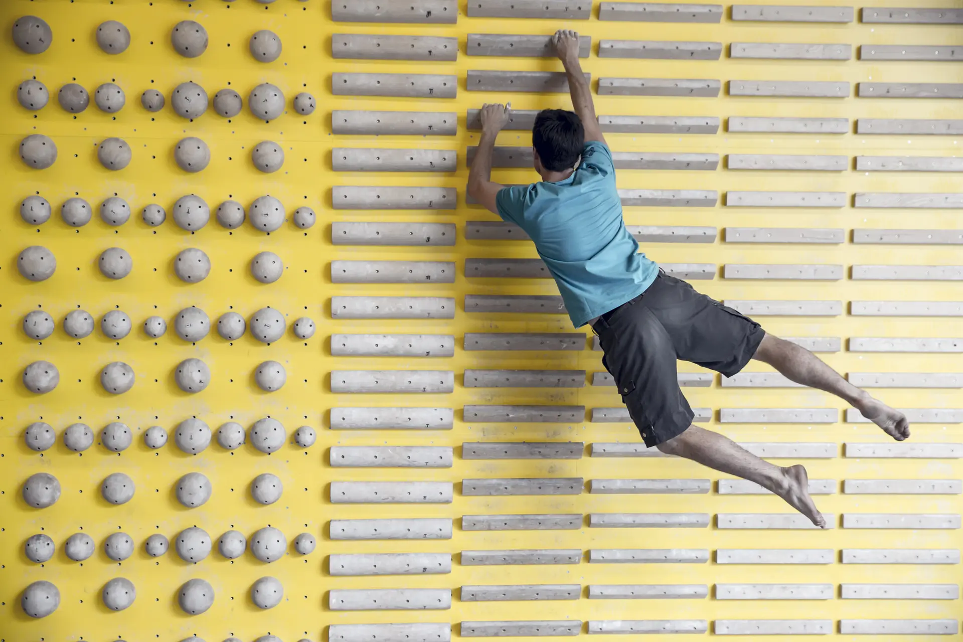 Ein Mann beim Training am Campusboard. | © DAV/ Hansi Heckmair
