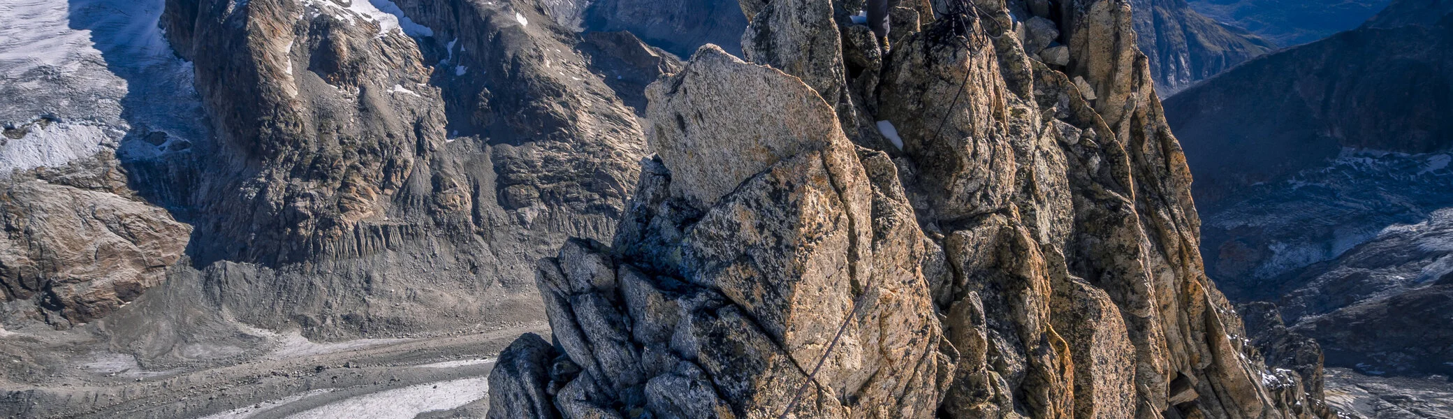 Ein Kletterer auf dem Nesthorn in den Berner Alpen | © DAV/Silvan Metz