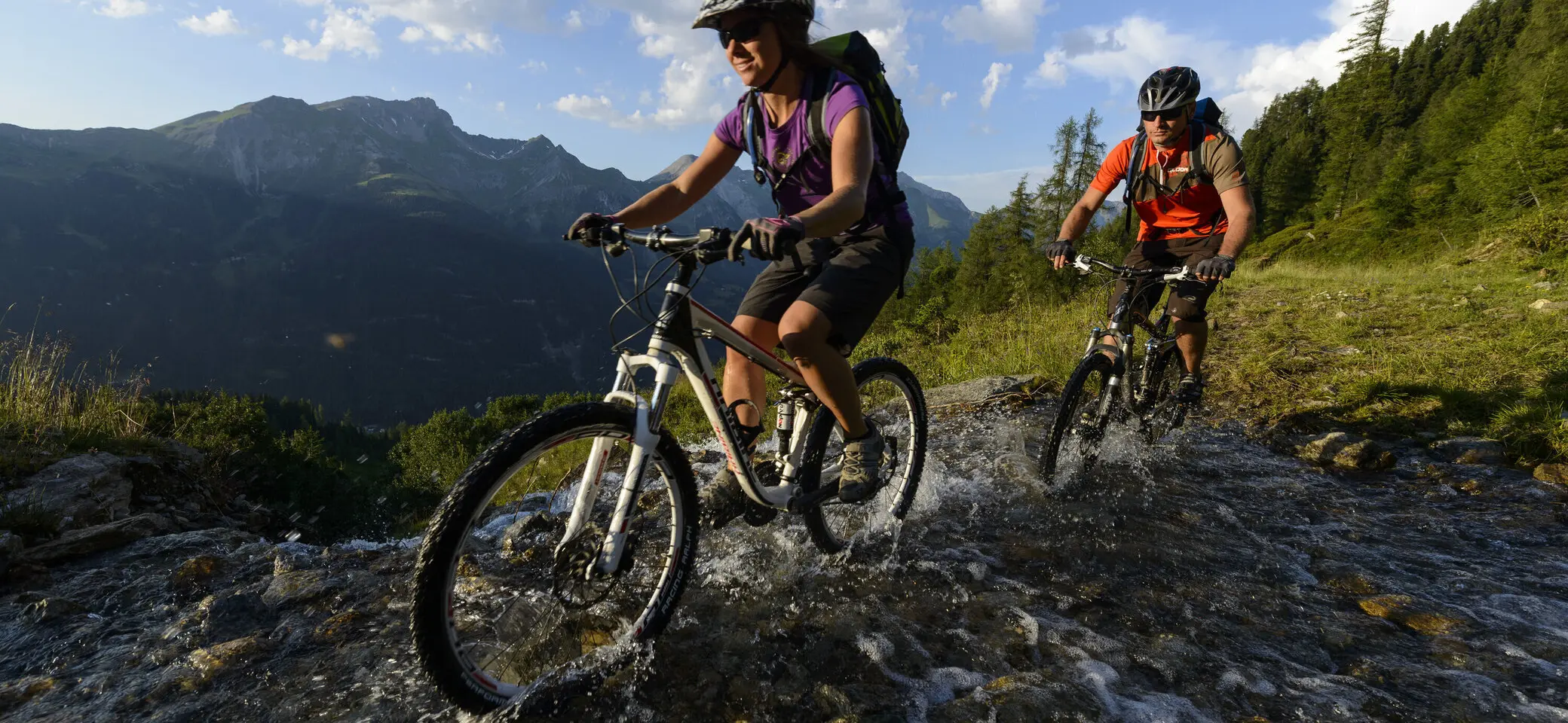 Zwei Mountainbiker in den Bergen | © DAV/Wolfgang Ehn