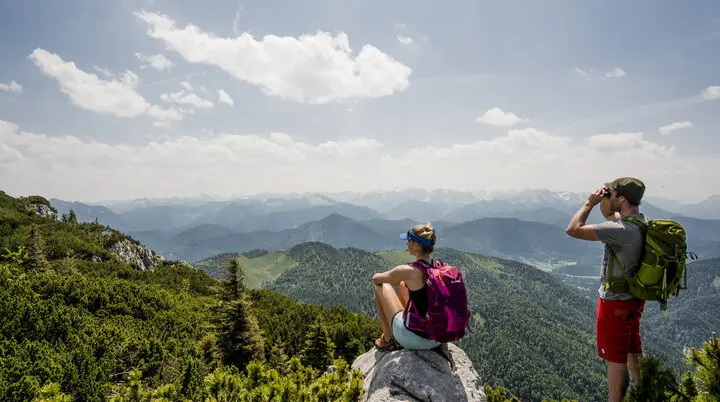 Zwei Wanderer genießen die Aussicht in den Chiemgauer Alpen | © DAV/Hans Herbig