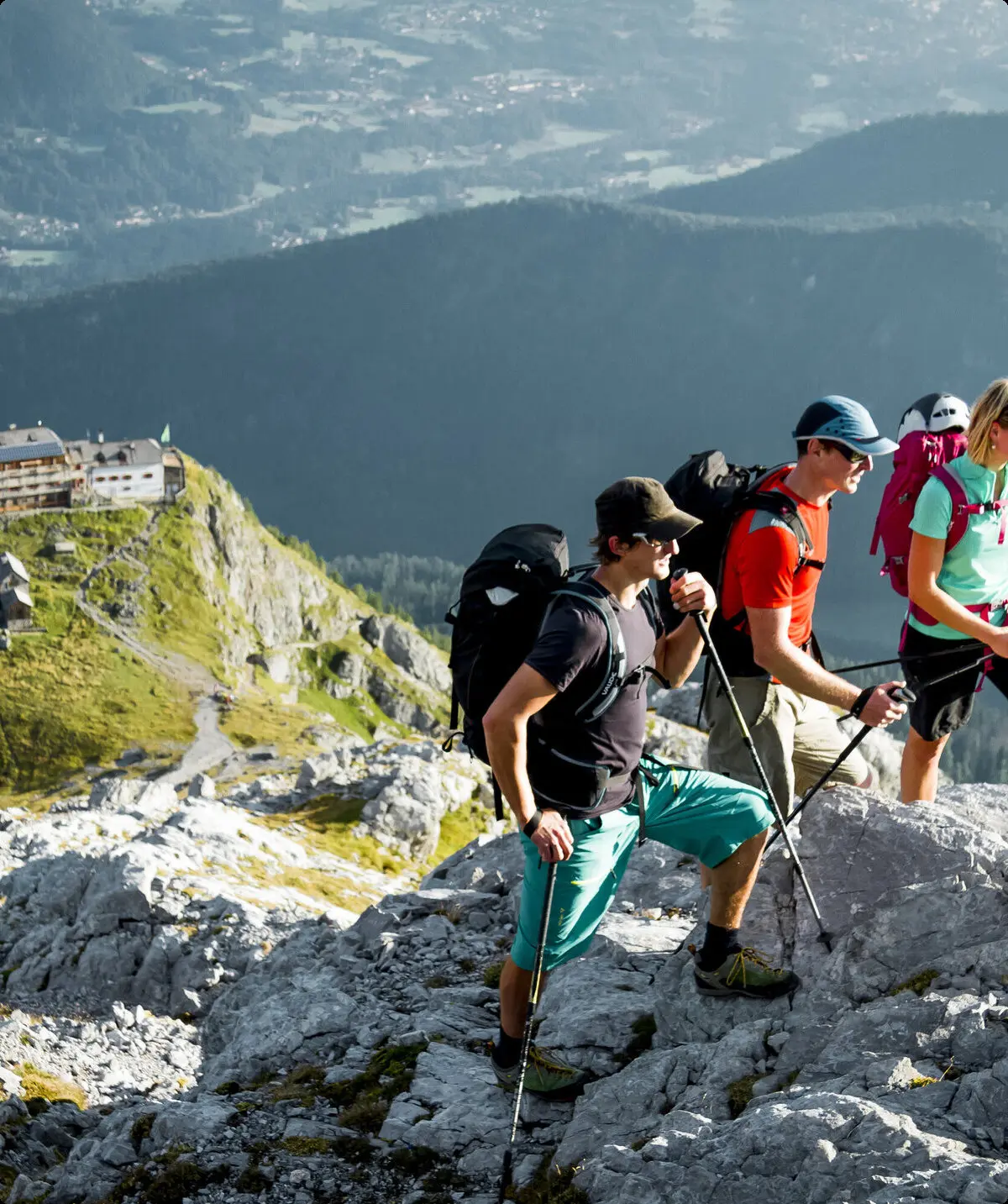 Familienwandern: Eltern mit einem Kind in den Bergen | © DAV/Hans Herbig