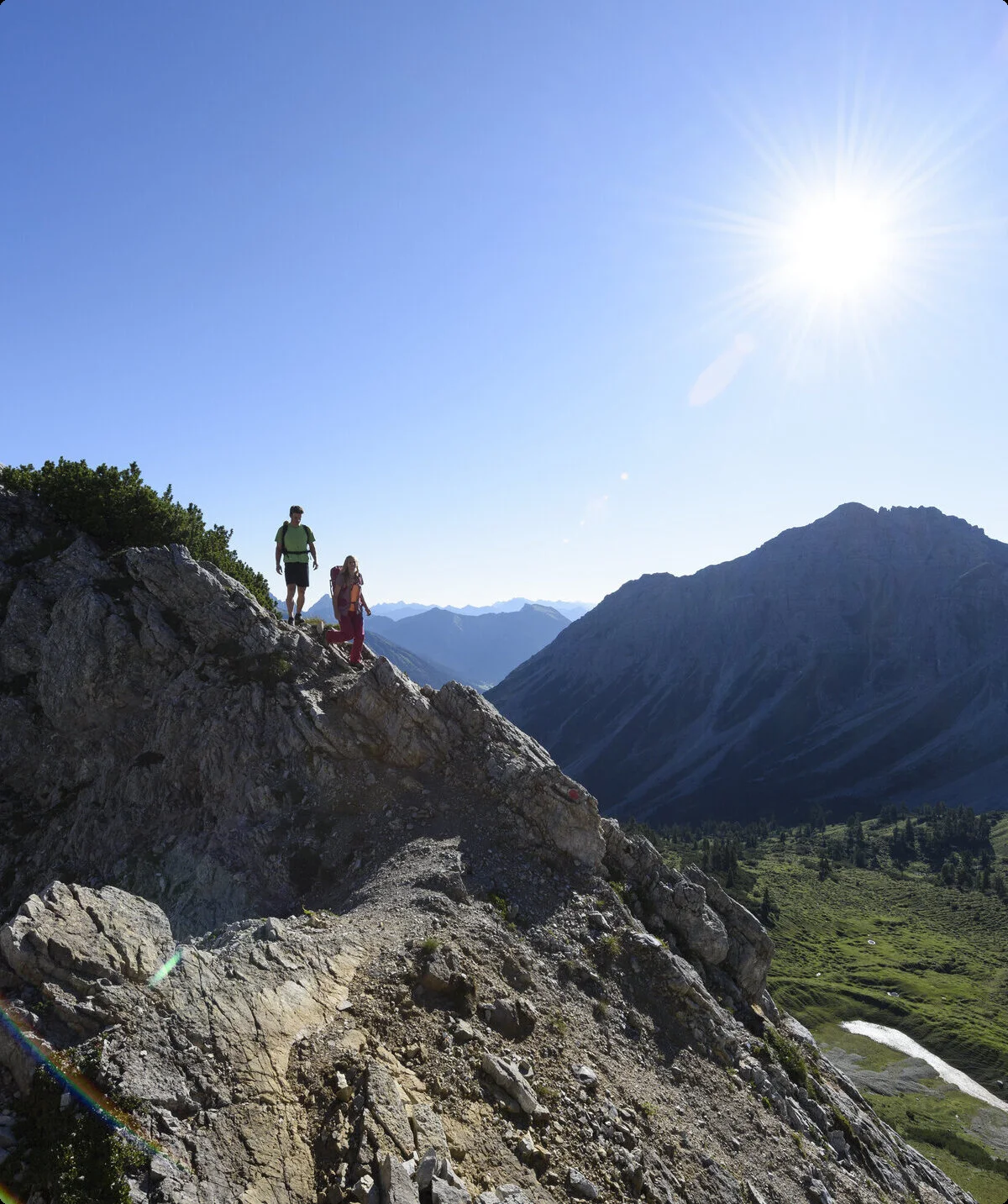 Panoramaaufname von Berggipfeln mit zwei Wanderern | © DAV/Wolfgang Ehn