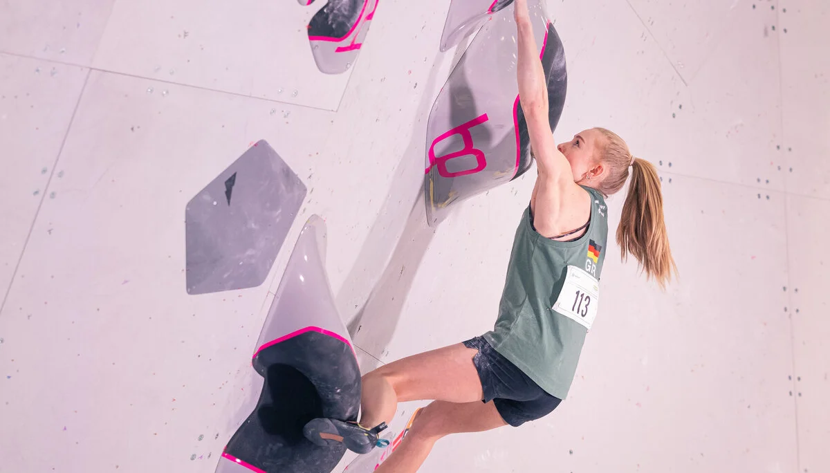 Lucia Dörffel (DAV Chemnitz) in der Boulderwand | © DAV / Xaver Quintus