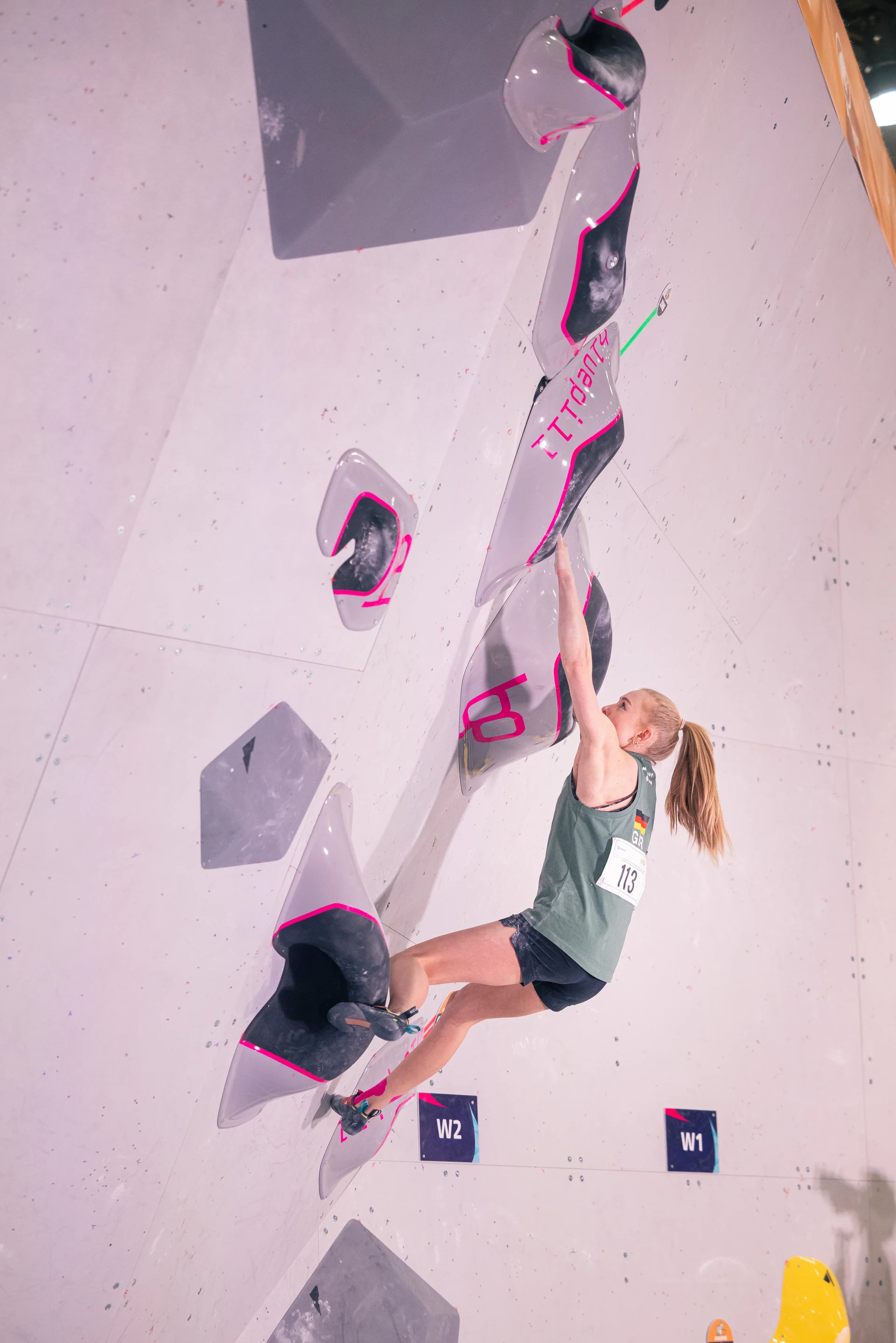 Lucia Dörffel (DAV Chemnitz) in der Boulderwand | © DAV / Xaver Quintus