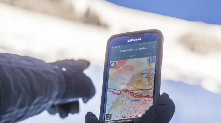 Orientierung mit der Webseite alpenvereinaktivcom, die in einem Smartphone aufgerufen ist. | © DAV /Silvan Metz