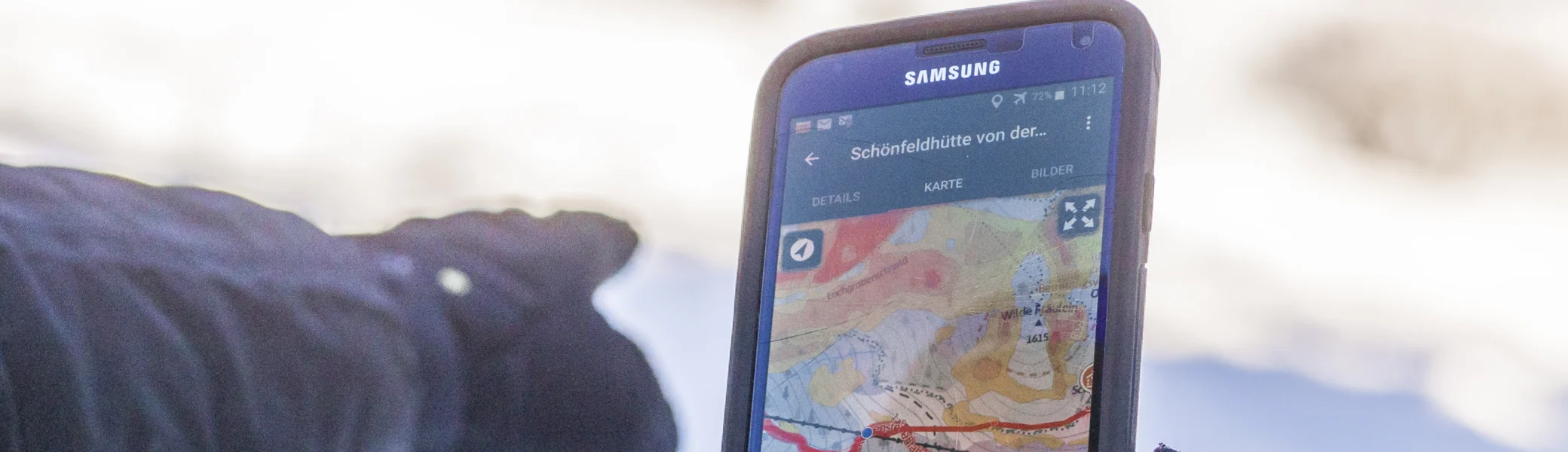 Orientierung mit der Webseite alpenvereinaktivcom, die in einem Smartphone aufgerufen ist. | © DAV /Silvan Metz