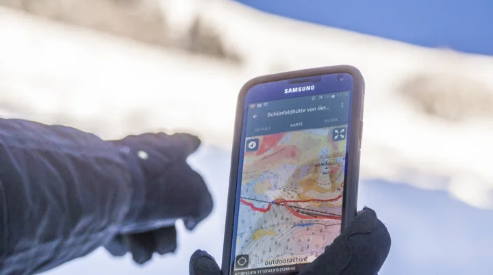 Orientierung mit der Webseite alpenvereinaktivcom, die in einem Smartphone aufgerufen ist. | © DAV /Silvan Metz